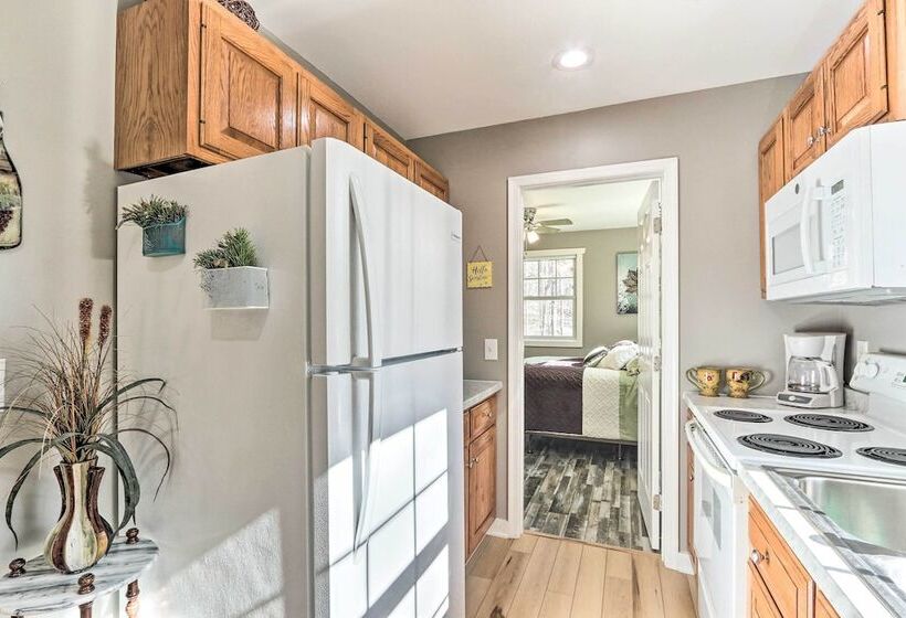 Peaceful & Secluded Knoxville Retreat W/ Deck