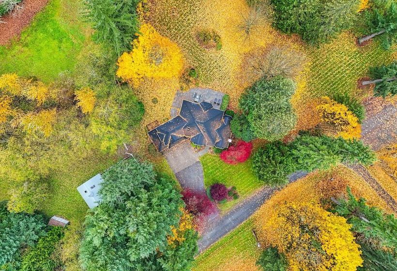 Spacious Snohomish Home: Relaxing Group Getaway!