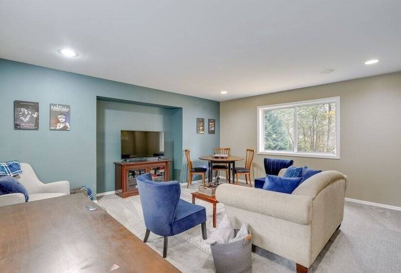 Spacious Snohomish Home: Relaxing Group Getaway!
