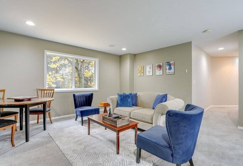 Spacious Snohomish Home: Relaxing Group Getaway!