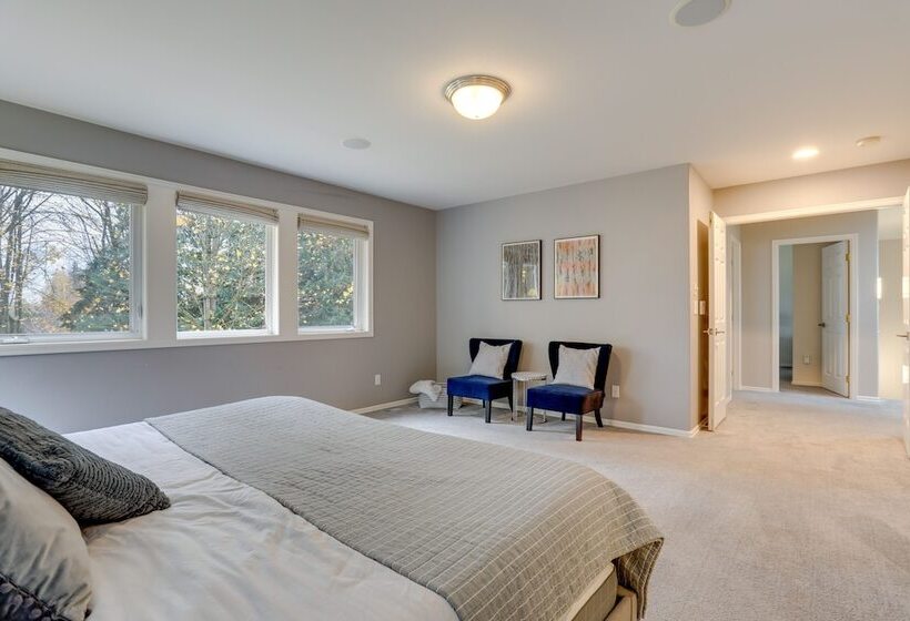 Spacious Snohomish Home: Relaxing Group Getaway!
