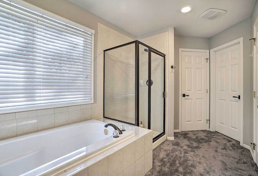 Spacious Snohomish Home: Relaxing Group Getaway!