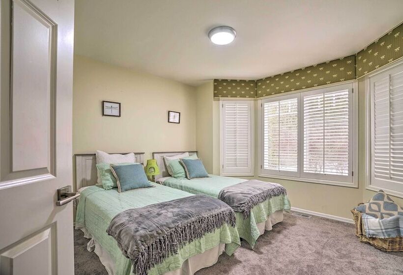 Spacious Snohomish Home: Relaxing Group Getaway!