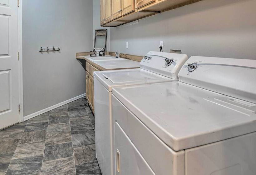 Spacious Snohomish Home: Relaxing Group Getaway!