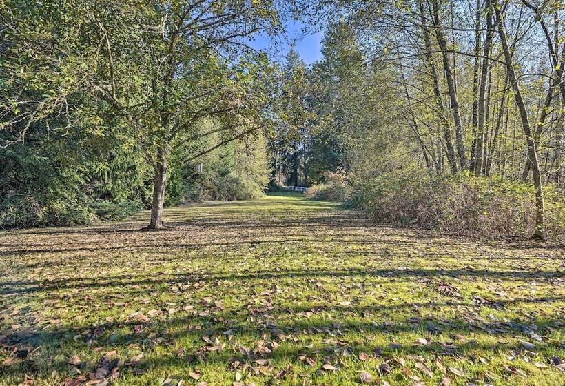 Spacious Snohomish Home: Relaxing Group Getaway!