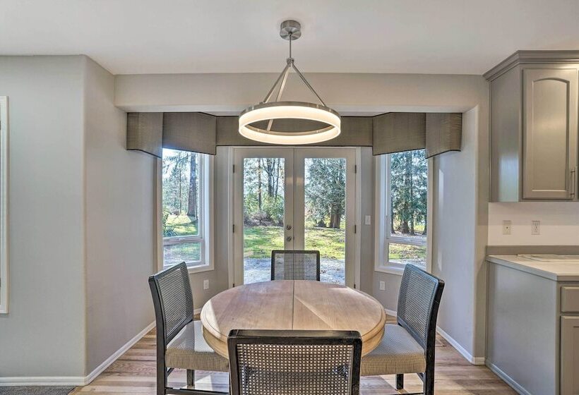 Spacious Snohomish Home: Relaxing Group Getaway!