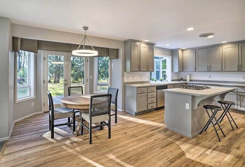 Spacious Snohomish Home: Relaxing Group Getaway!