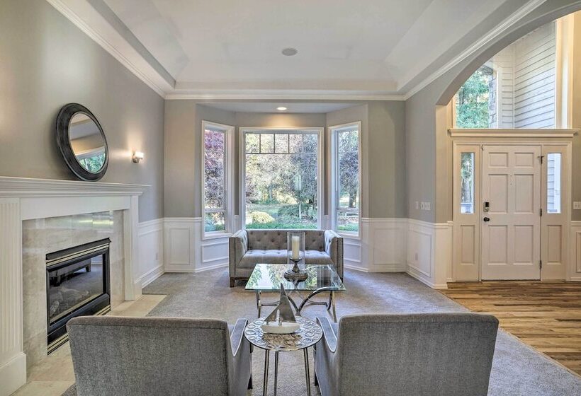 Spacious Snohomish Home: Relaxing Group Getaway!