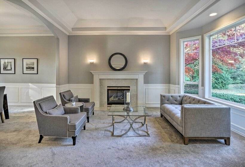 Spacious Snohomish Home: Relaxing Group Getaway!