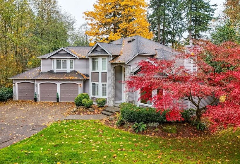 Spacious Snohomish Home: Relaxing Group Getaway!