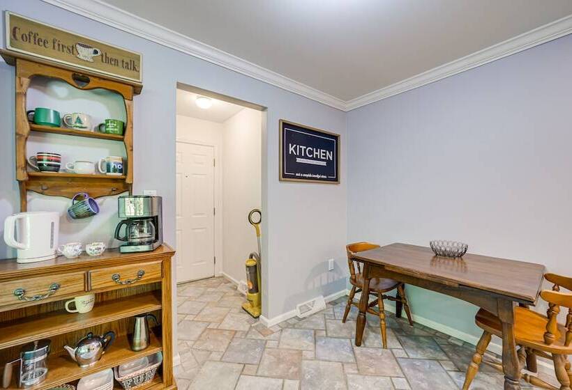 Pet Friendly Arden Retreat W/ Private Hot Tub