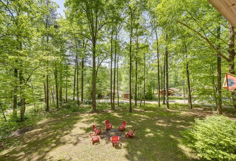 Pet Friendly Arden Retreat W/ Private Hot Tub