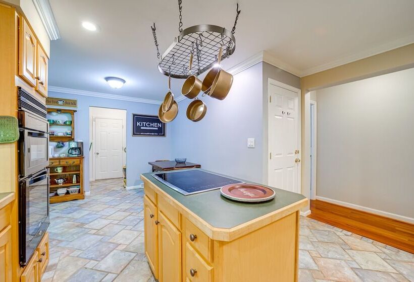 Pet Friendly Arden Retreat W/ Private Hot Tub