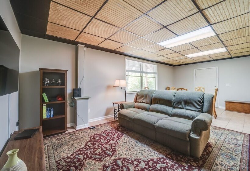 Pet Friendly Arden Retreat W/ Private Hot Tub