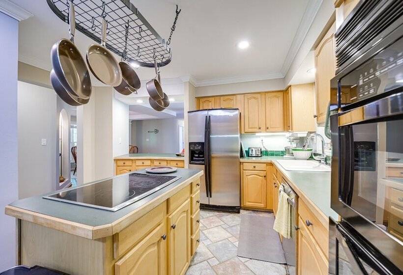 Pet Friendly Arden Retreat W/ Private Hot Tub