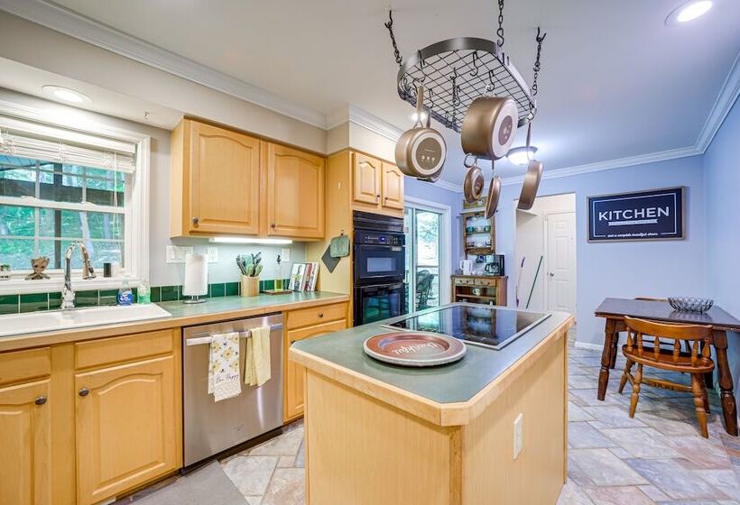 Pet Friendly Arden Retreat W/ Private Hot Tub