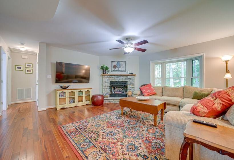 Pet Friendly Arden Retreat W/ Private Hot Tub