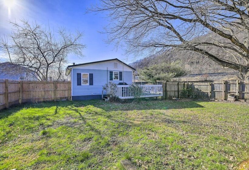 Pet Friendly Charleston Home W/ Fenced Yard!