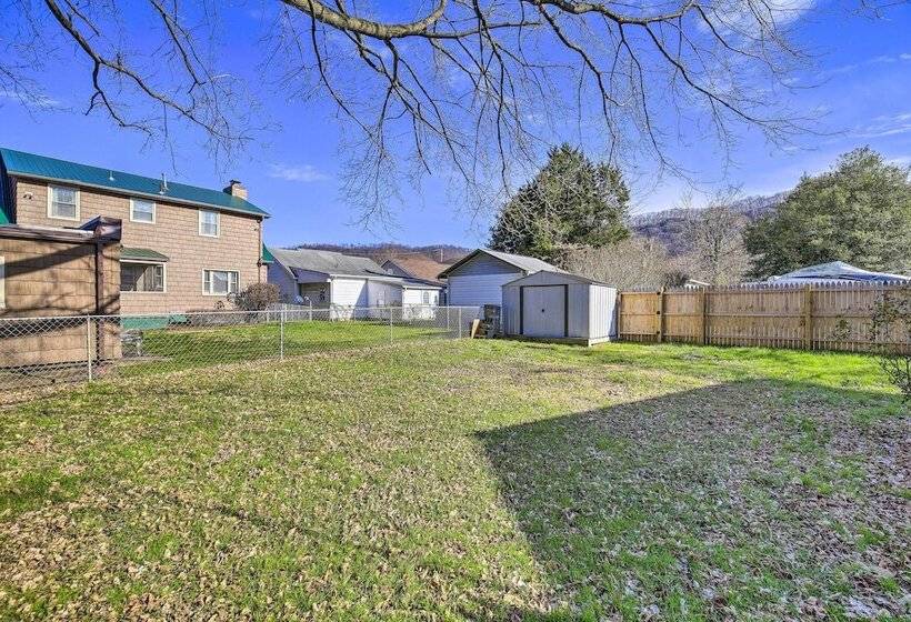 Pet Friendly Charleston Home W/ Fenced Yard!