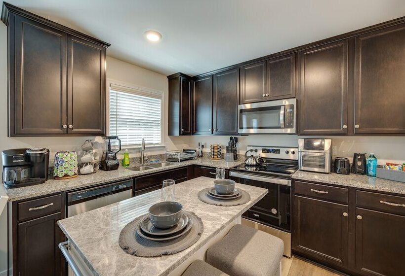 Pet Friendly Home: Spacious Yard + Community Perks