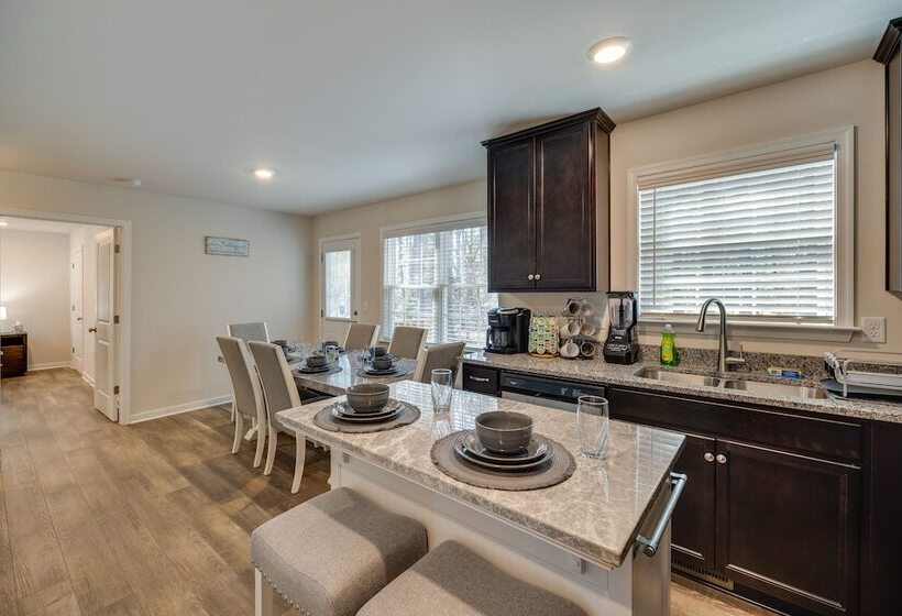 Pet Friendly Home: Spacious Yard + Community Perks