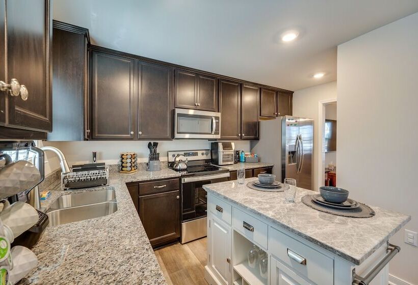 Pet Friendly Home: Spacious Yard + Community Perks