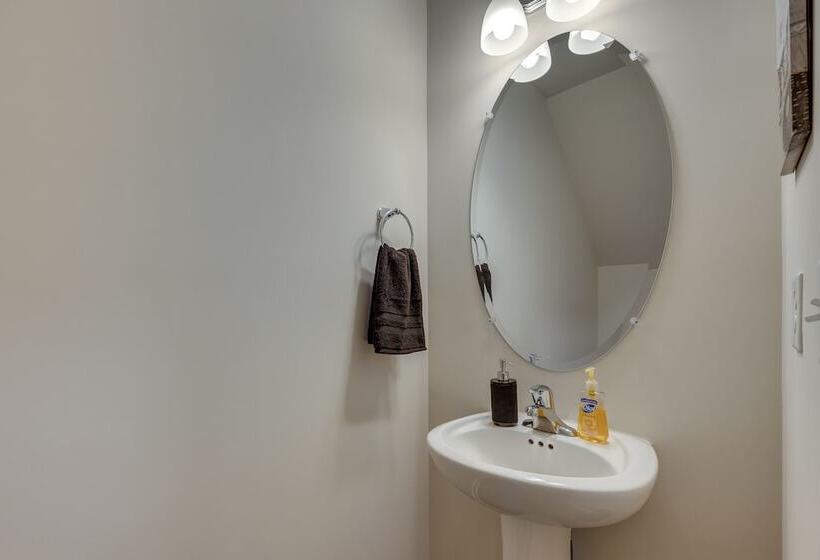 Pet Friendly Home: Spacious Yard + Community Perks