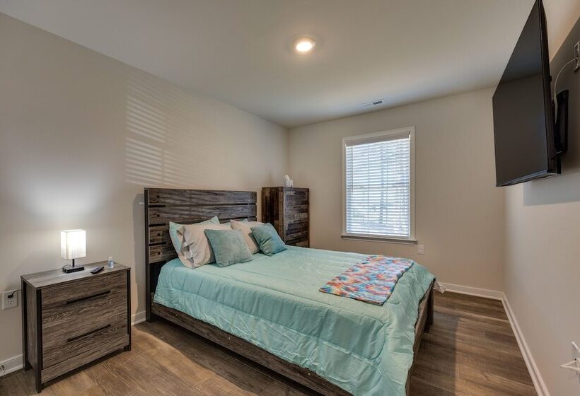 Pet Friendly Home: Spacious Yard + Community Perks