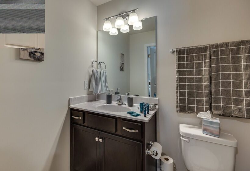 Pet Friendly Home: Spacious Yard + Community Perks