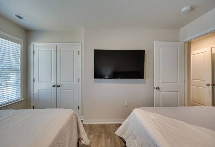 Pet Friendly Home: Spacious Yard + Community Perks