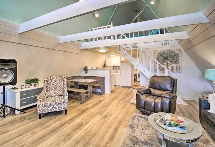 Deck, Boat Slip + Views: Lake Hamilton Cabin!