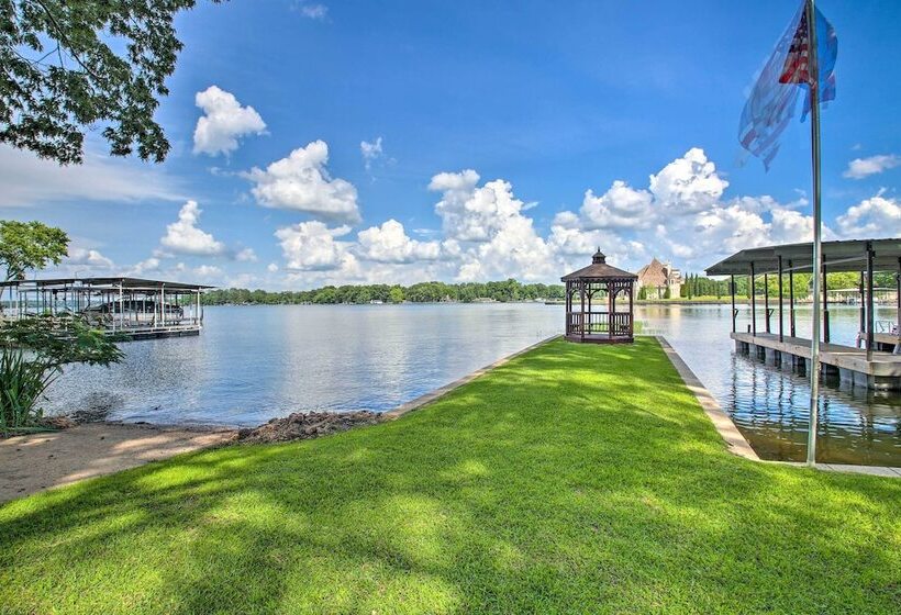 Deck, Boat Slip + Views: Lake Hamilton Cabin!