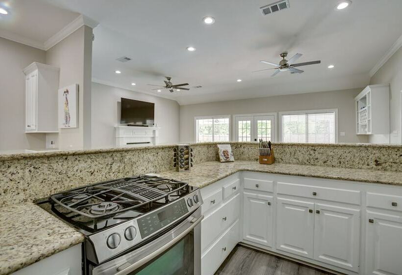 Pet Friendly Home Near Chappapeela Sports Park!