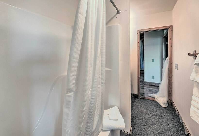 Picturesque Family Cabin W/ Views & Treehouse