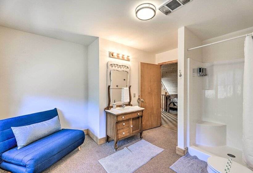 Picturesque Family Cabin W/ Views & Treehouse