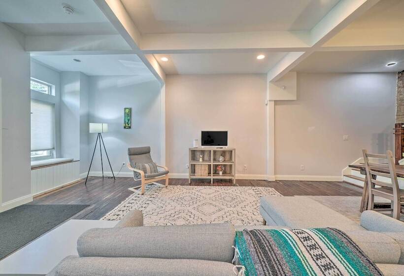 Pittsburgh Row Home: Steps To Stadiums & Dtwn!