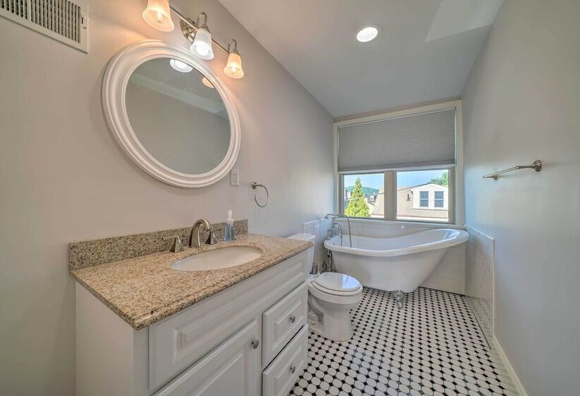 Pittsburgh Row Home: Steps To Stadiums & Dtwn!