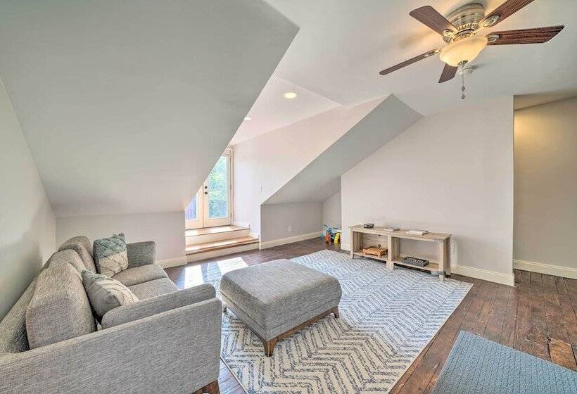 Pittsburgh Row Home: Steps To Stadiums & Dtwn!