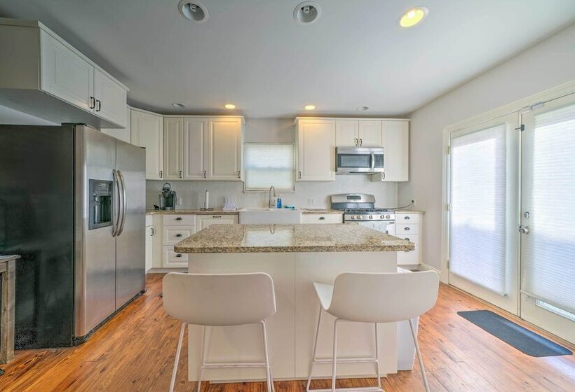 Pittsburgh Row Home: Steps To Stadiums & Dtwn!