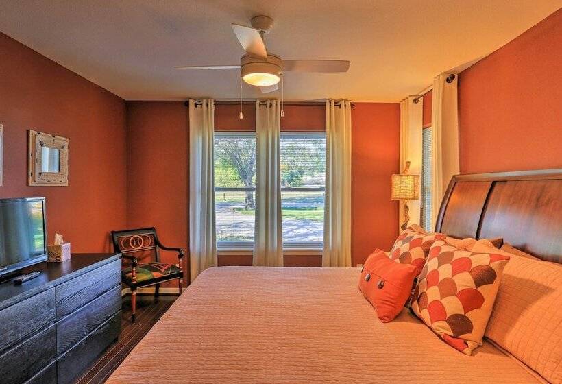 Pottsboro Home On 2 Acres W/ Hot Tub, Near Marina!