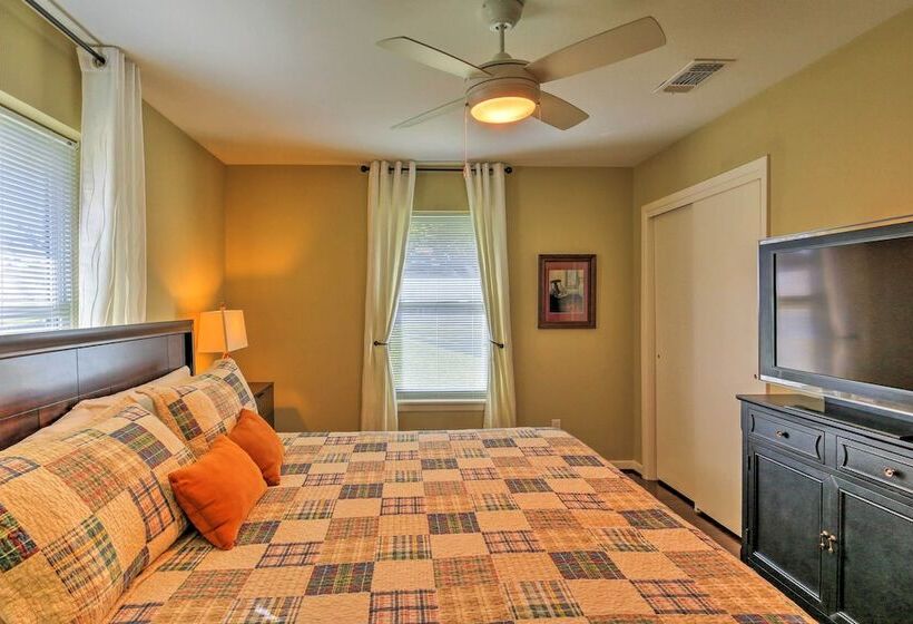 Pottsboro Home On 2 Acres W/ Hot Tub, Near Marina!