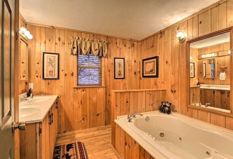 Private Gatlinburg Cabin: Pet Friendly W/ Hot Tub!