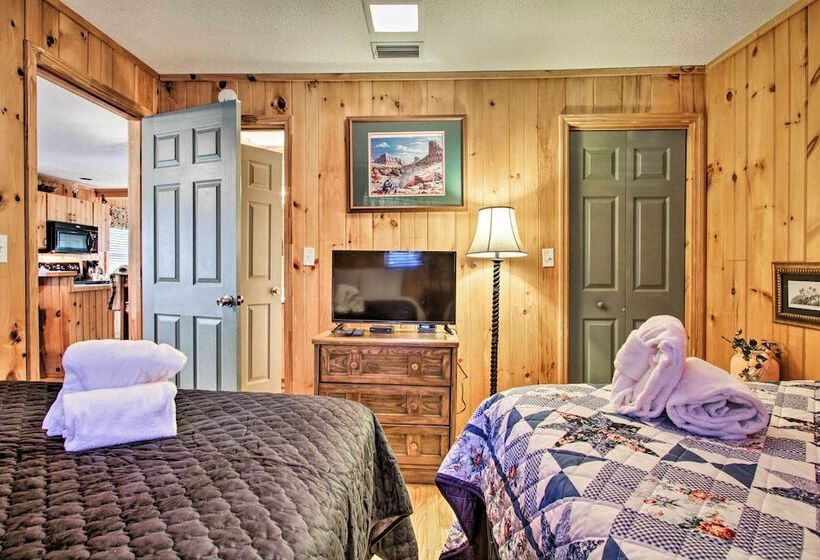 Private Gatlinburg Cabin: Pet Friendly W/ Hot Tub!