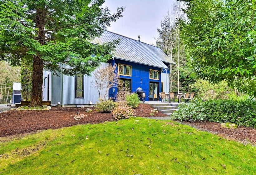 Private Indianola House W/ Patio + Fire Pit