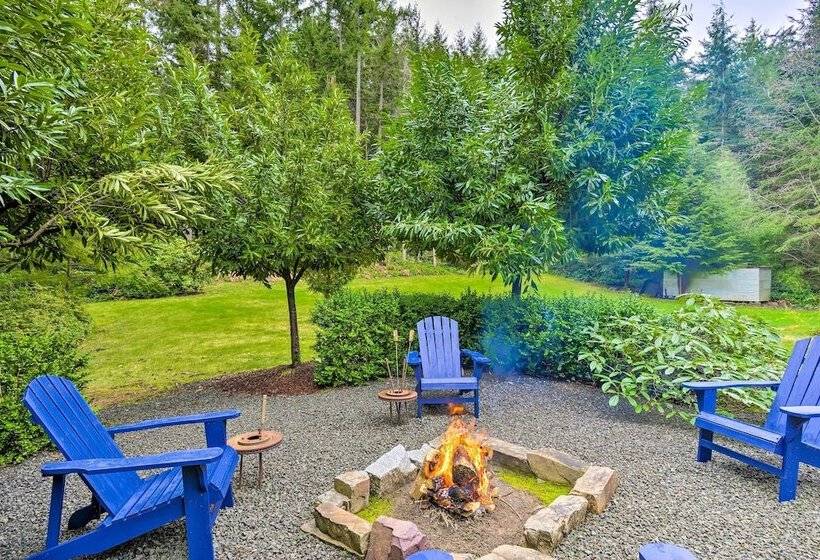 Private Indianola House W/ Patio + Fire Pit