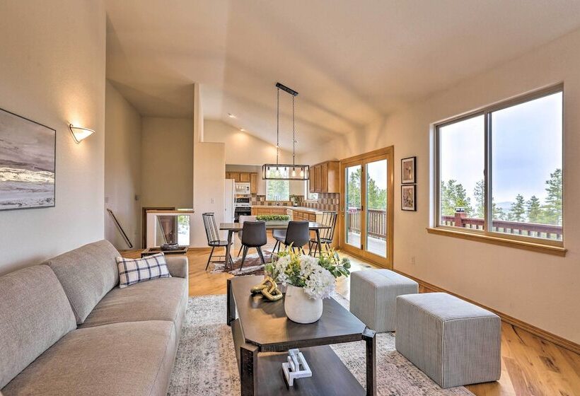 Secluded Retreat W/ Mountain Views In Evergreen