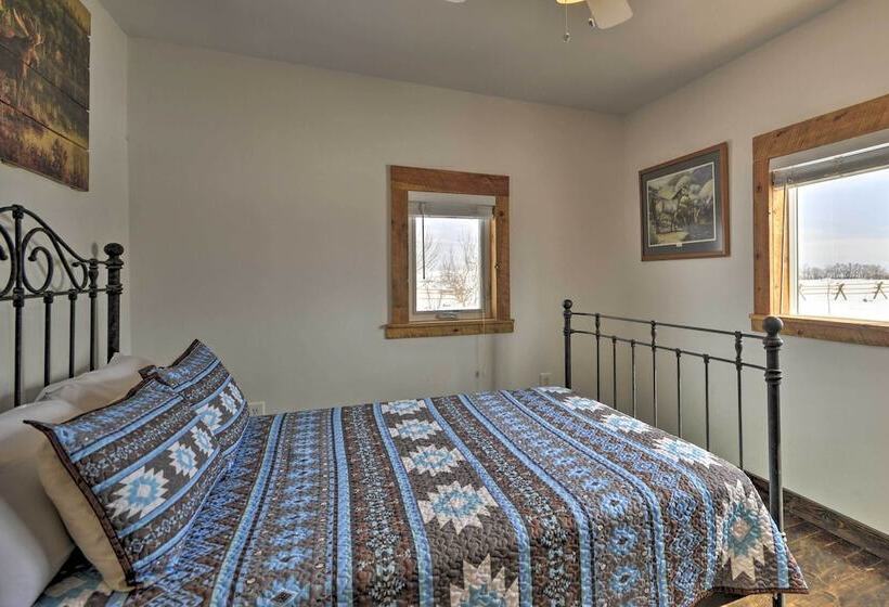 Private Powell Ranch Cabin W/ Mountain Views!