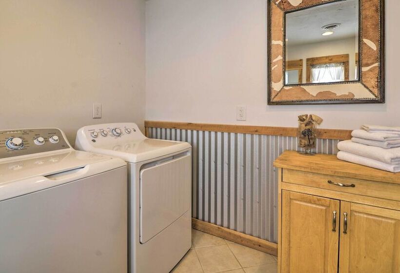 Private Powell Ranch Cabin W/ Mountain Views!