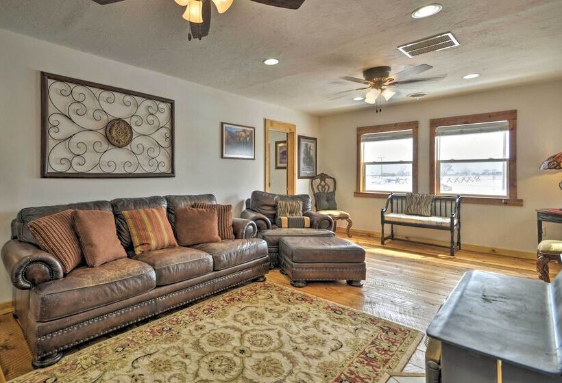 Private Powell Ranch Cabin W/ Mountain Views!