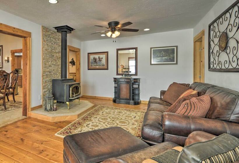 Private Powell Ranch Cabin W/ Mountain Views!